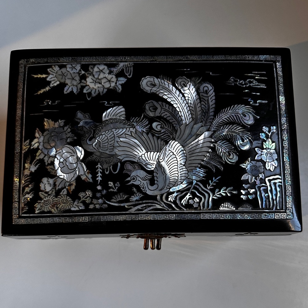Mother of pearl inlaid lacquer jewelry box - Picture 2 of 8